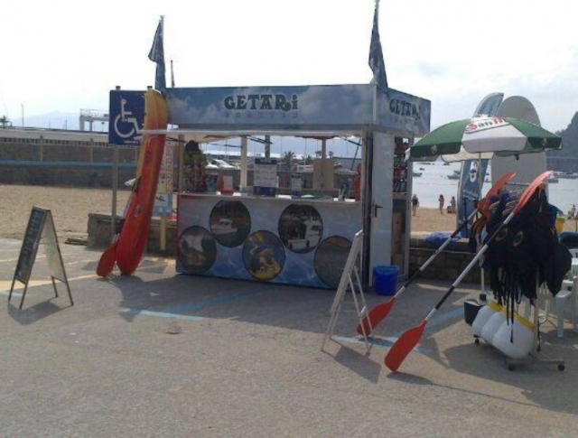 Puesto de Getari Charter en el puerto